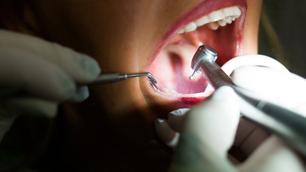 odontiatros dentist
